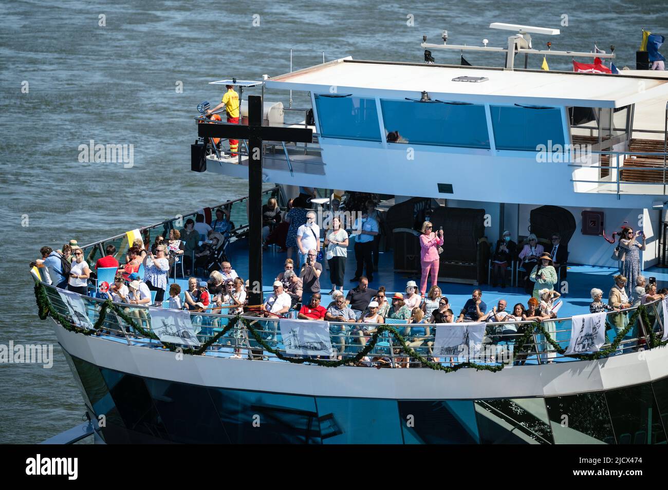 Colonia, Germania. 16th giugno 2022. I cattolici celebrano la festa del Corpus Domini con una processione navale sul Reno. Con il Gottestracht nella vacanza cattolica di Corpus Christi, il distretto di Colonia di Mülheim ricorda le sue origini come un antico villaggio marittimo sul Reno. Credit: Marius Becker/dpa/Alamy Live News Foto Stock