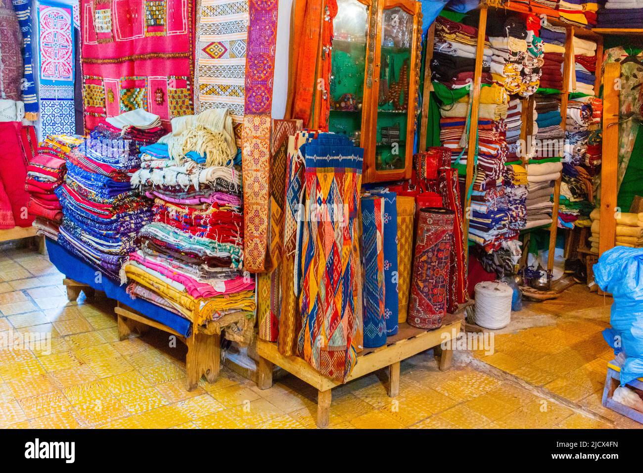 Chefchaouen, Marocco - 18 gennaio 2022 : tessuti colorati in seta tradizionale e cotone in un negozio di artigianato marocchino Foto Stock