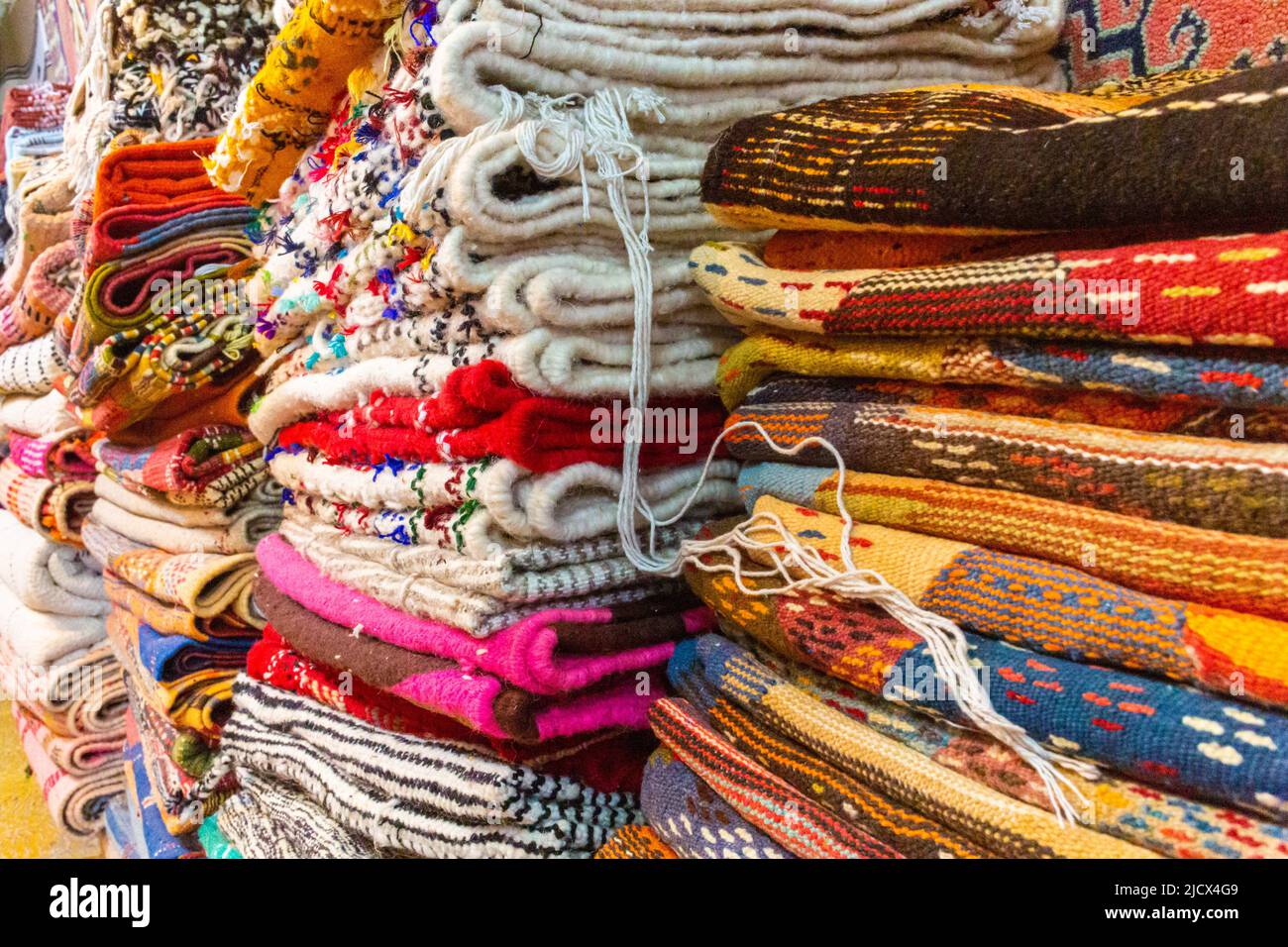 Chefchaouen, Marocco - 18 gennaio 2022 : tessuti colorati in seta tradizionale e cotone in un negozio di artigianato marocchino Foto Stock