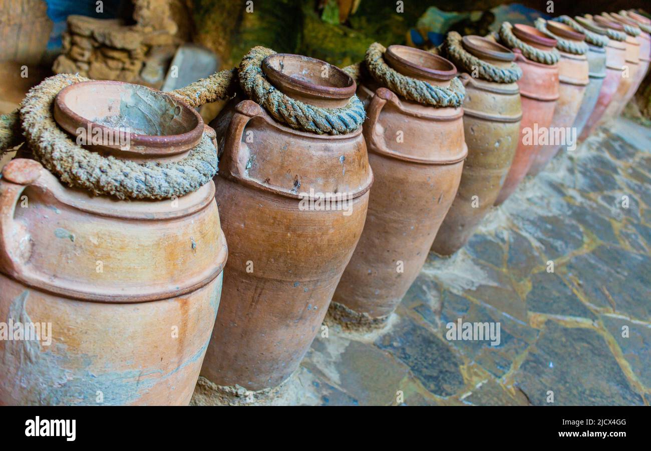 Vasi di argilla all'interno delle grotte di Ercole, Tangeri Marocco Foto Stock