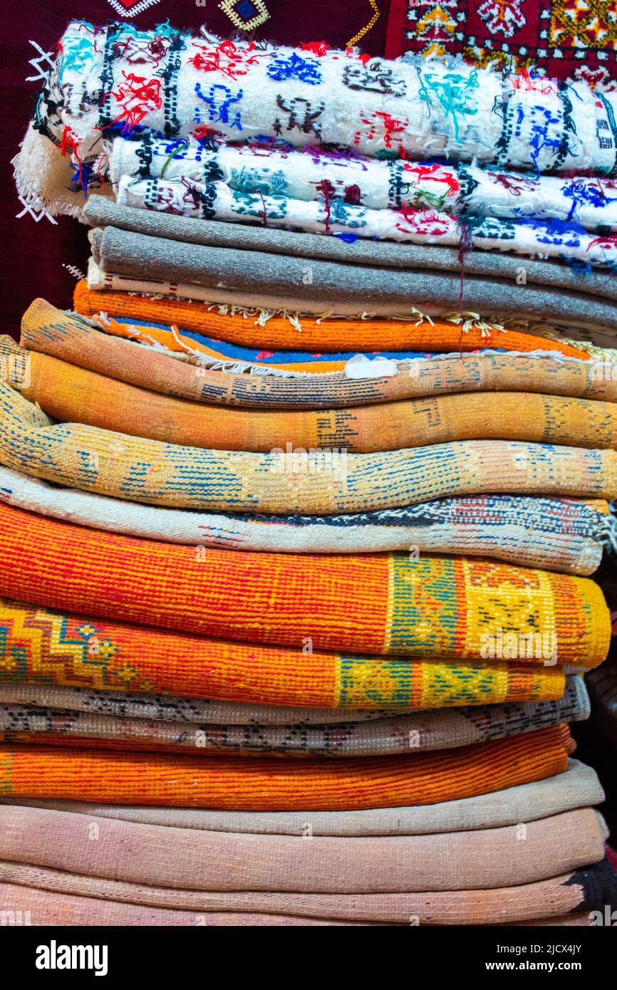 Chefchaouen, Marocco - 18 gennaio 2022 : tessuti colorati in seta tradizionale e cotone in un negozio di artigianato marocchino Foto Stock