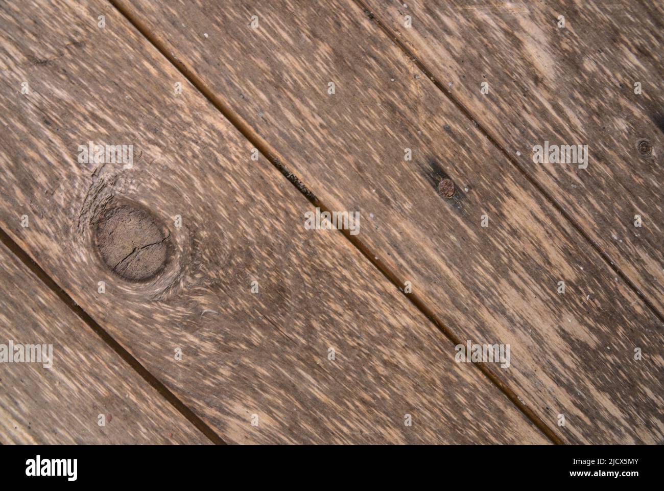 sfondo legno grigio antico con vernice shabby, con spazi tra le tavole, nodi. Legno naturale stagionato e sbiadito con linee di assi, con spazio per tex Foto Stock