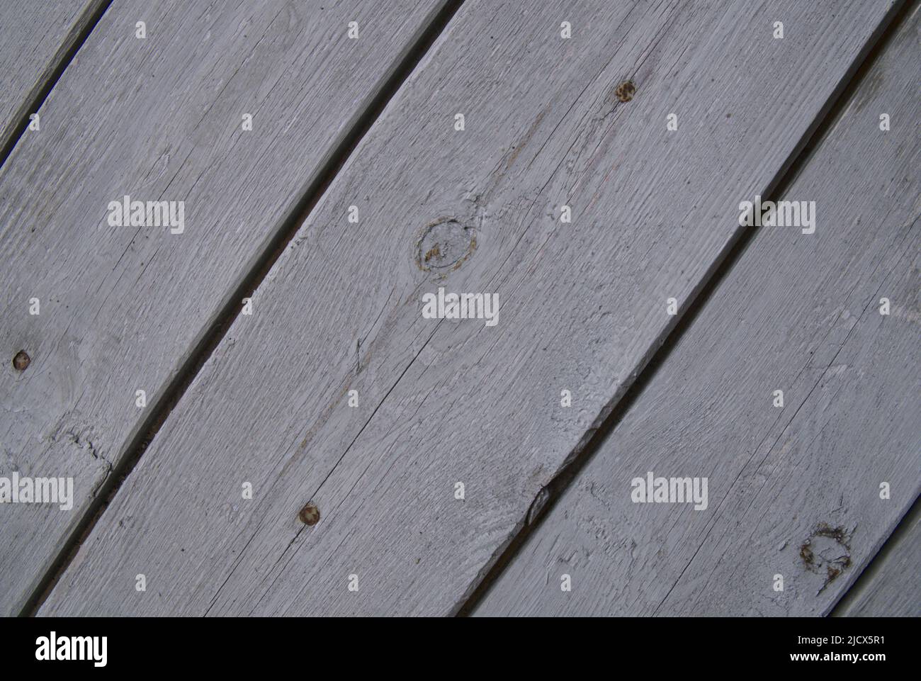 sfondo legno grigio antico con vernice shabby, con spazi tra le tavole, nodi. Legno naturale stagionato e sbiadito con linee di assi, con spazio per tex Foto Stock