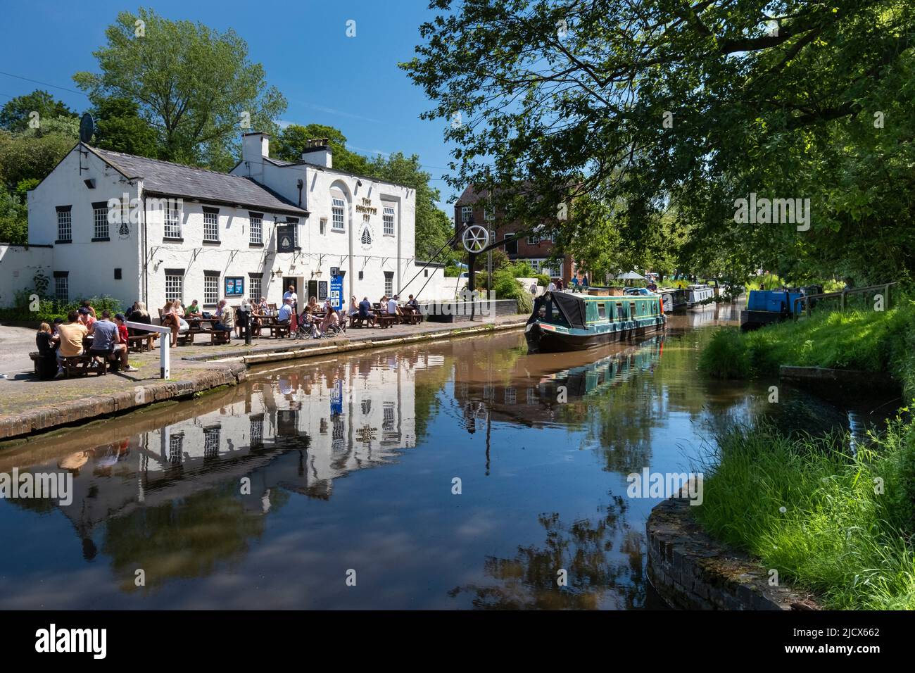 Un battello narrowboat canale si avvicina al Shropie Fly Inn, Shropshire Union Canal, Audlem, Cheshire, Inghilterra, Regno Unito, Europa Foto Stock