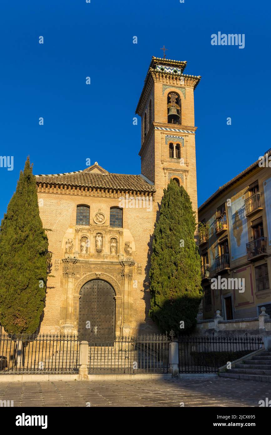 Chiesa di San Gil y Santa Ana vista da Piazza Santa Ana nel centro della città, Granada, Andalusia, Spagna, Europa Foto Stock
