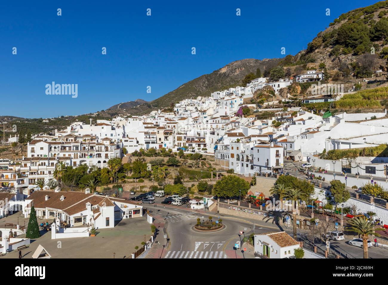 Vista sul centro storico da Casa del Apero, Frigiliana, regione dei monti Axarquia, provincia di Malaga, Andalusia, Spagna, Europa Foto Stock