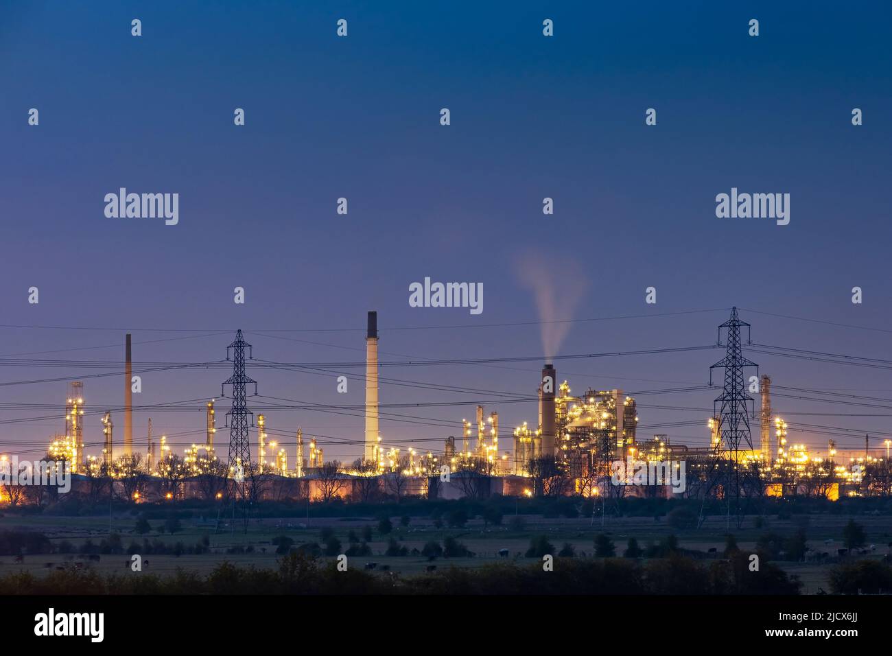 Raffineria di Stanlow Oil di notte, vicino a Ellesmere Port, Cheshire, Inghilterra, Regno Unito, Europa Foto Stock