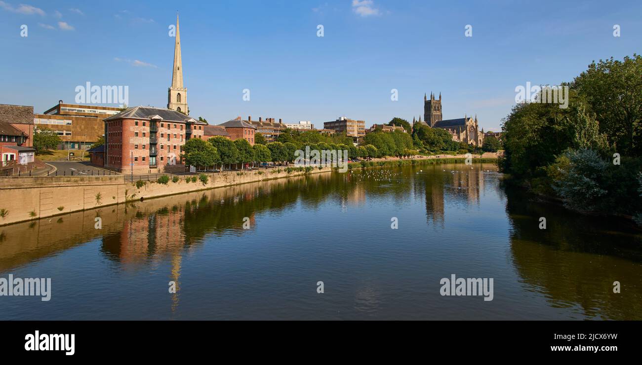 Vista del fiume Severn, della chiesa di St. Andrews e della cattedrale di Worcester, Worcester, Worcestershire, Inghilterra, Regno Unito, Europa Foto Stock