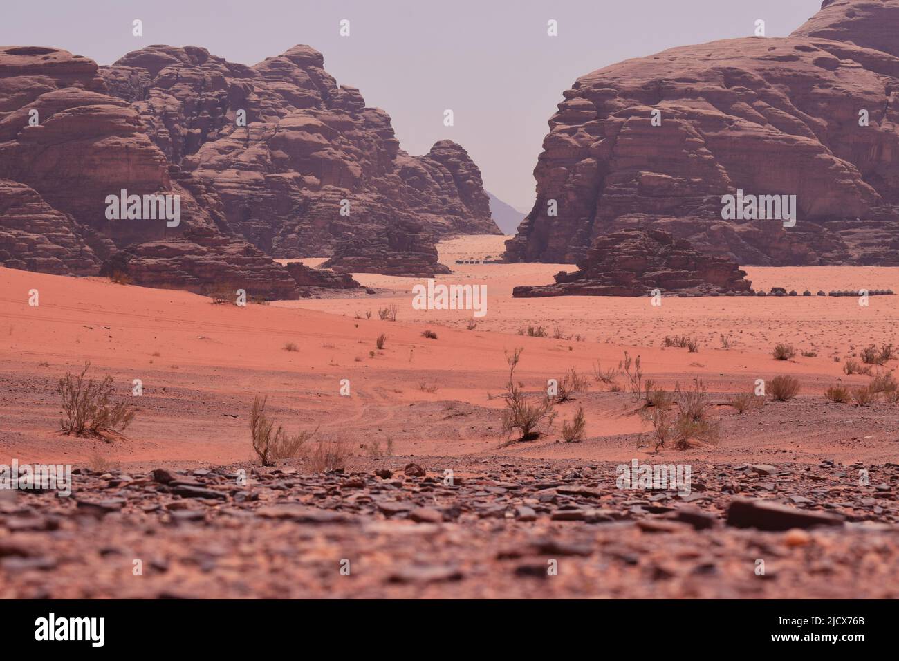 Il paesaggio del deserto rosso di Wadi Rum in Giordania. Spesso utilizzato per la ripresa di film su Marte Foto Stock