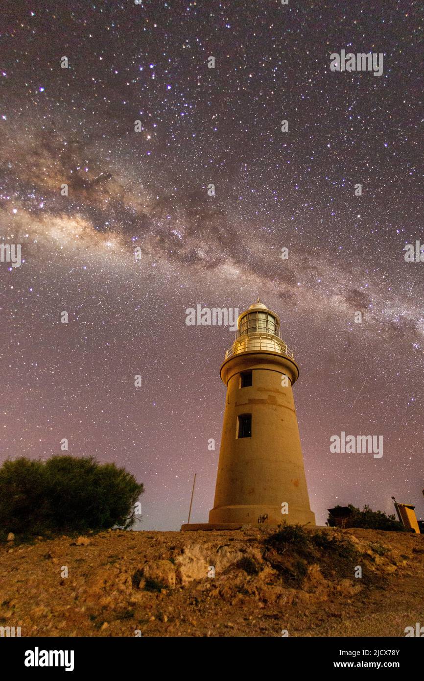 La Via Lattea di notte al faro di Vlamingh Head, Exmouth, Australia Occidentale, Australia, Pacifico Foto Stock
