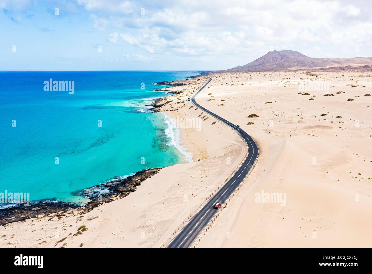 Vista aerea della strada che attraversa il deserto con vista sul mare cristallino, Parco Naturale Corralejo, Fuerteventura, Isole Canarie, Spagna, Atlantico, Europa Foto Stock