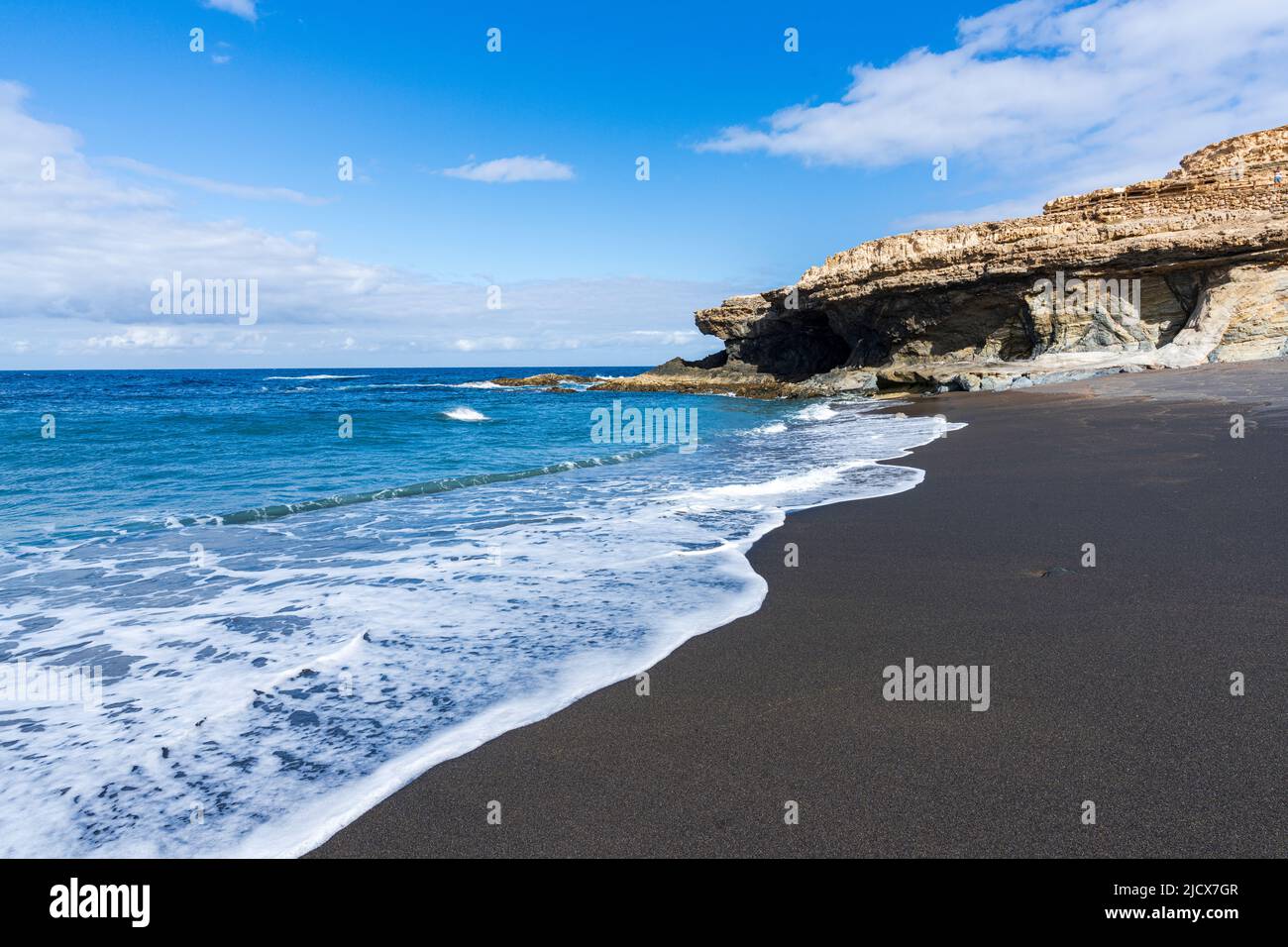 Onde che si infrangono sulle scogliere della spiaggia vulcanica di Ajuy, Fuerteventura, Isole Canarie, Spagna, Atlantico, Europa Foto Stock