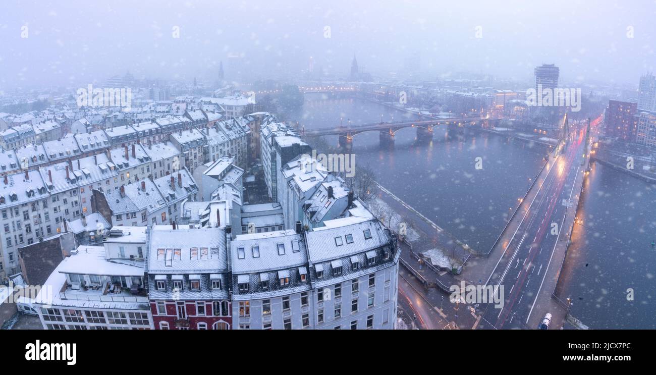 Vista aerea di case tradizionali e ponti lungo il fiume meno durante una tempesta di neve in inverno, Francoforte, Assia, Germania Europa Foto Stock