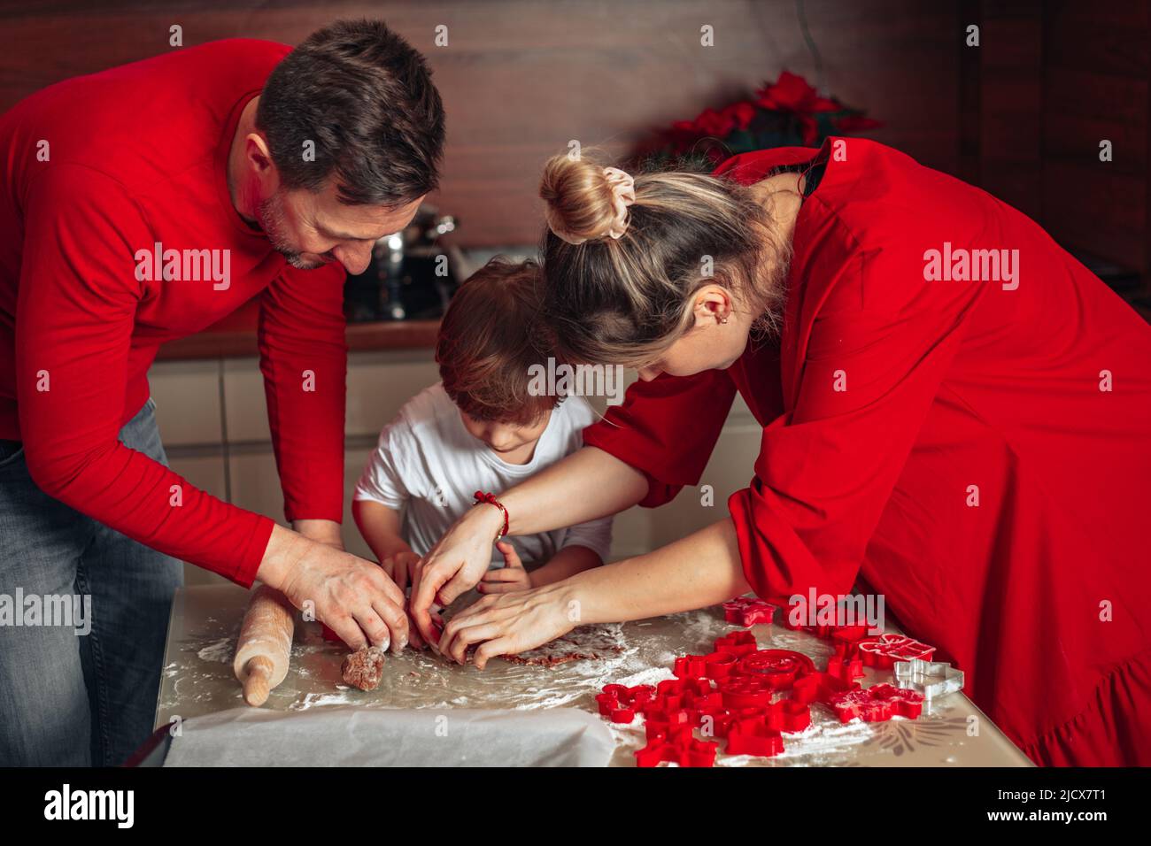 Cottura fatta in casa. Giovane famiglia, padre, madre e bambino, 4 anni ragazzo Bake biscotti. Buon Natale momenti. Cucina accogliente, casa felice. Infanzia. Foto Stock