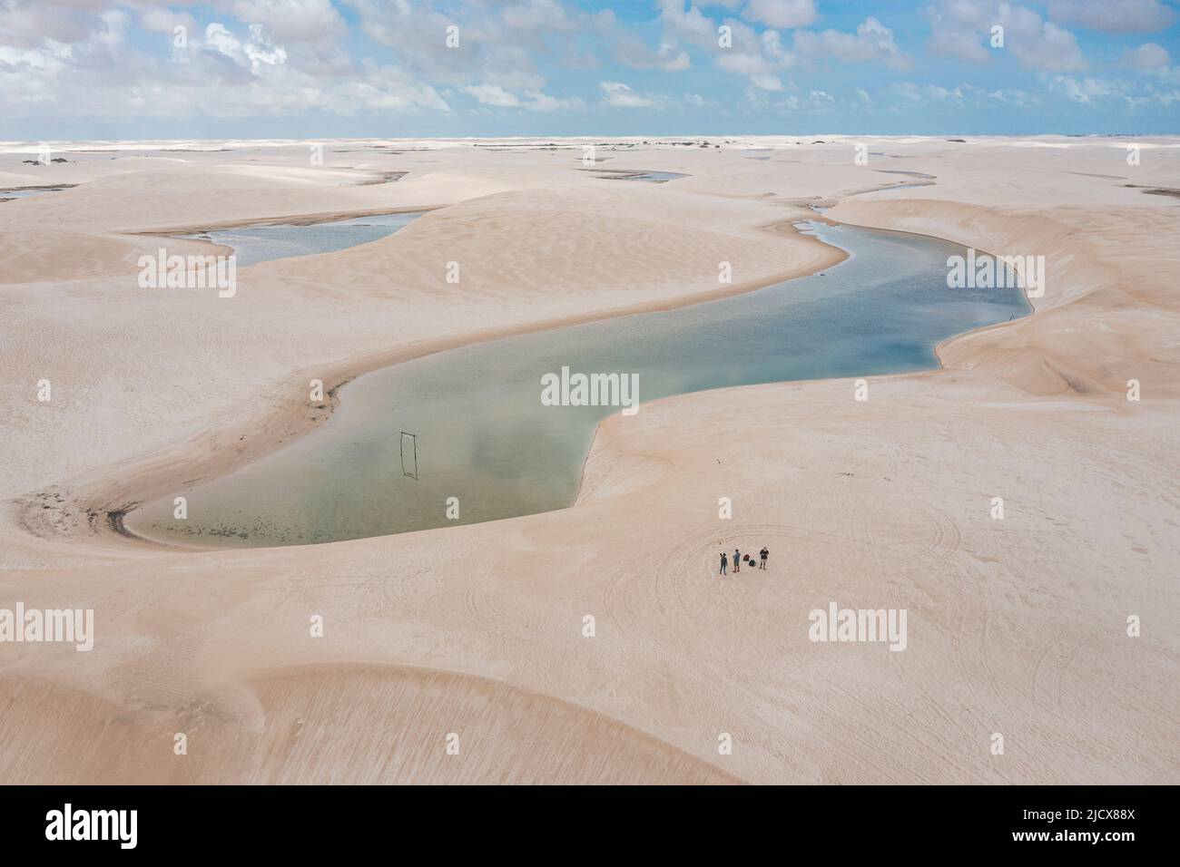 Antenna di laghi d'acqua dolce tra enormi dune di sabbia nel Parco Nazionale di Lencois Maranhenses, Maranhao, Brasile, Sud America Foto Stock
