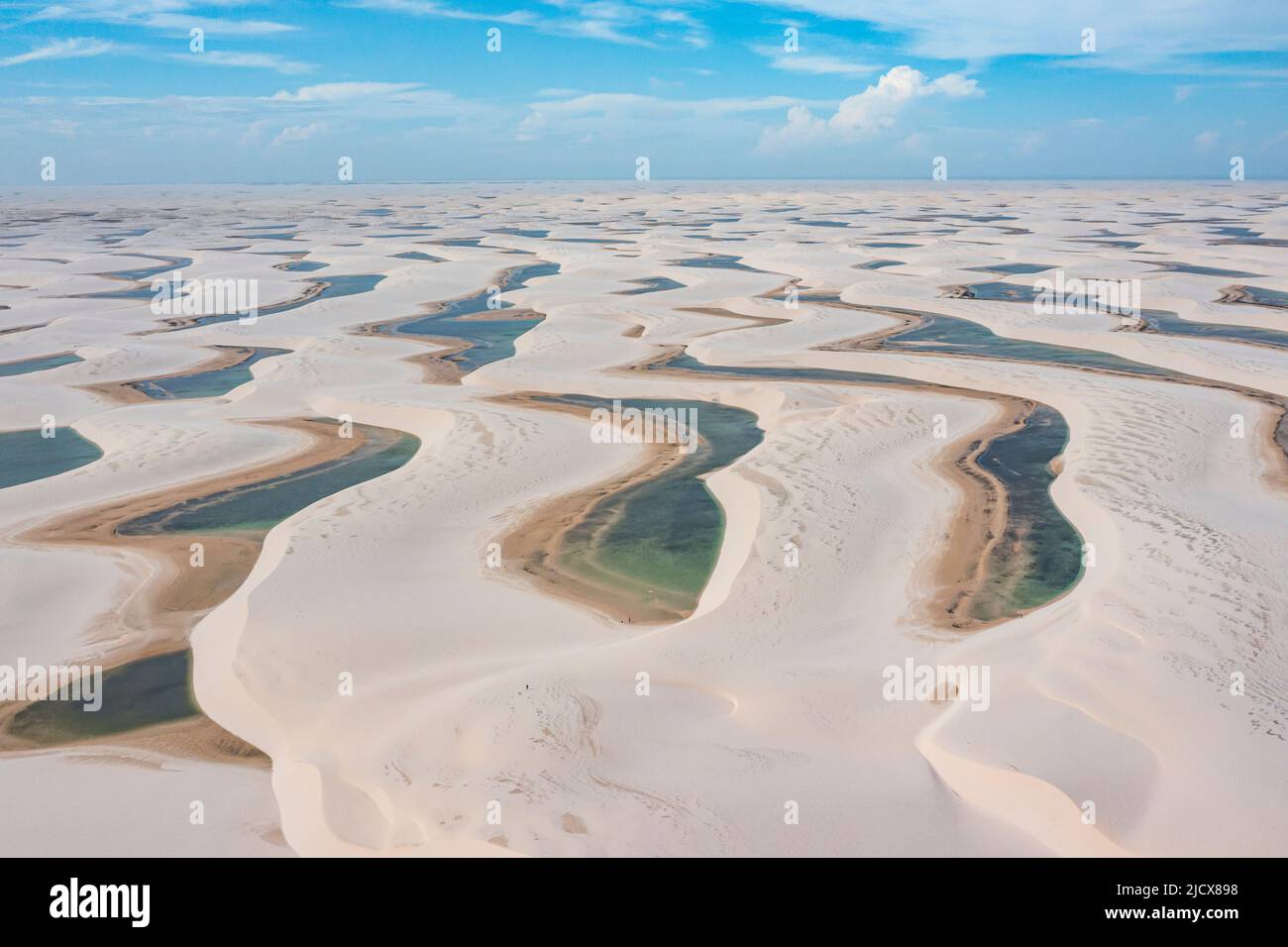 Antenna di laghi d'acqua dolce tra enormi dune di sabbia nel Parco Nazionale di Lencois Maranhenses, Maranhao, Brasile, Sud America Foto Stock