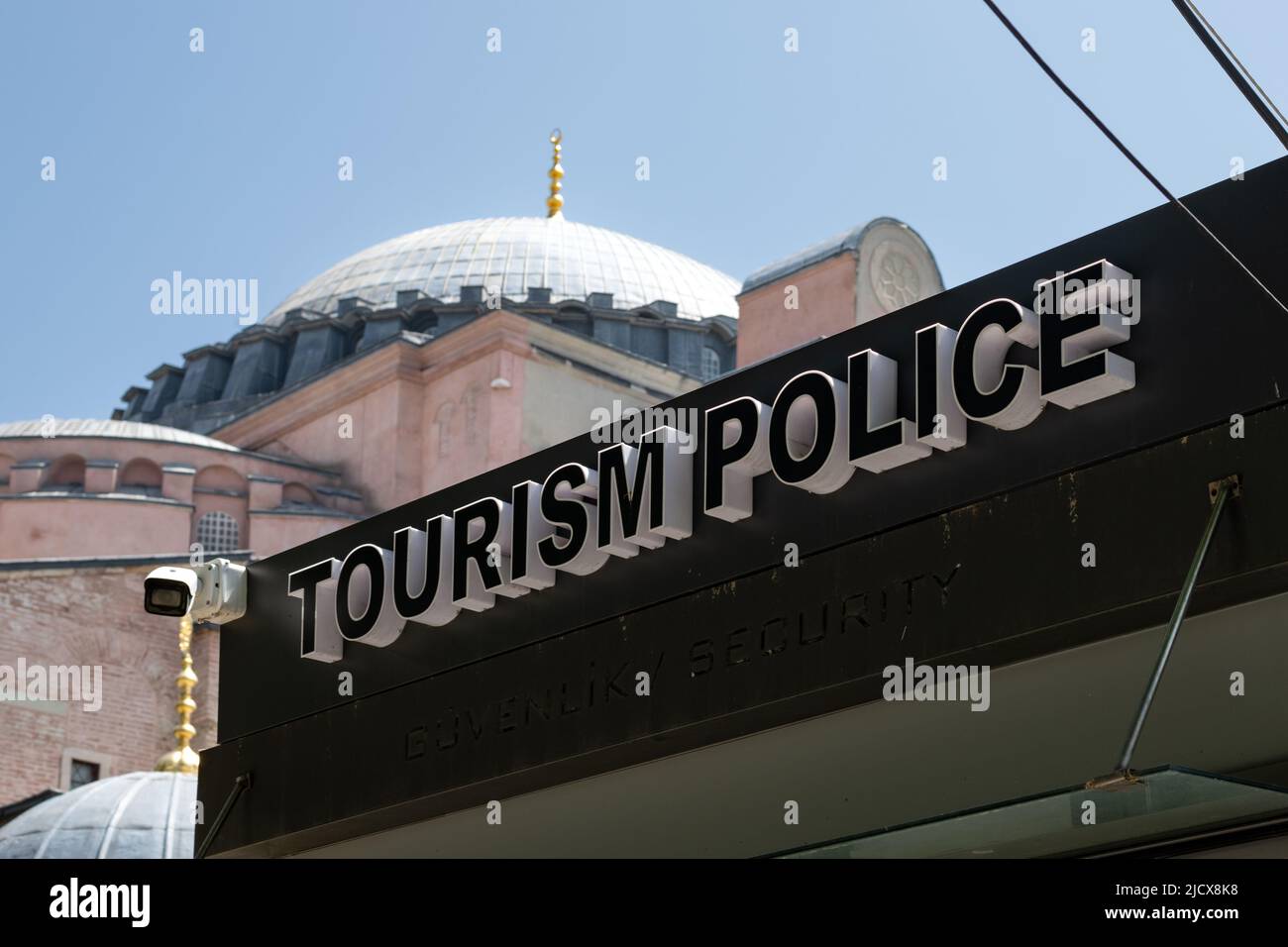 Istanbul Tourism Police segno alla stazione di Sultanahmet Tourist Police, con Hagia Sophia dietro, Sultanahmet Square, Istanbul, Turchia Foto Stock