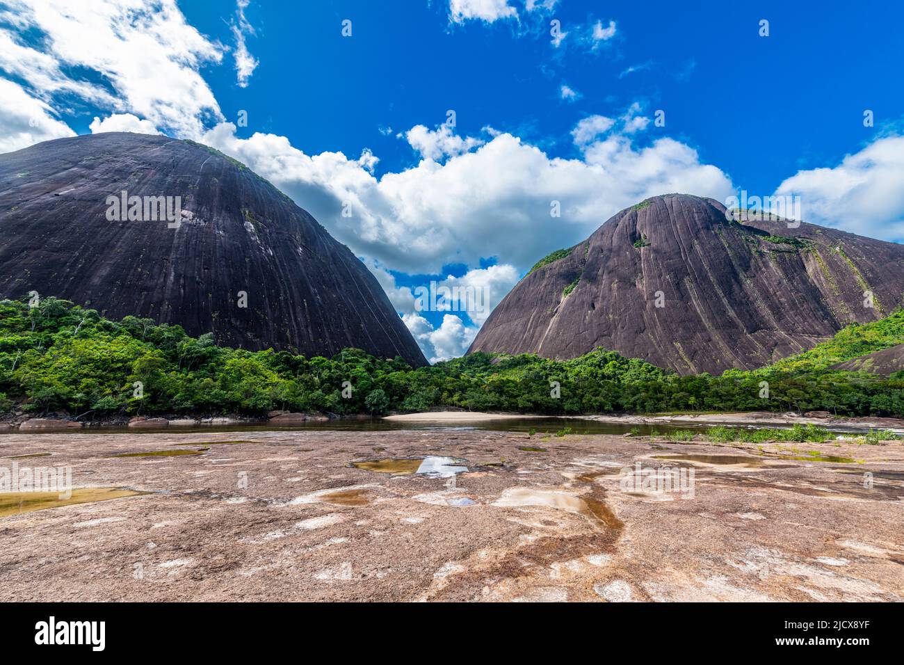 Enormi colline di granito, Cerros de Mavecure, Colombia orientale, Sud America Foto Stock