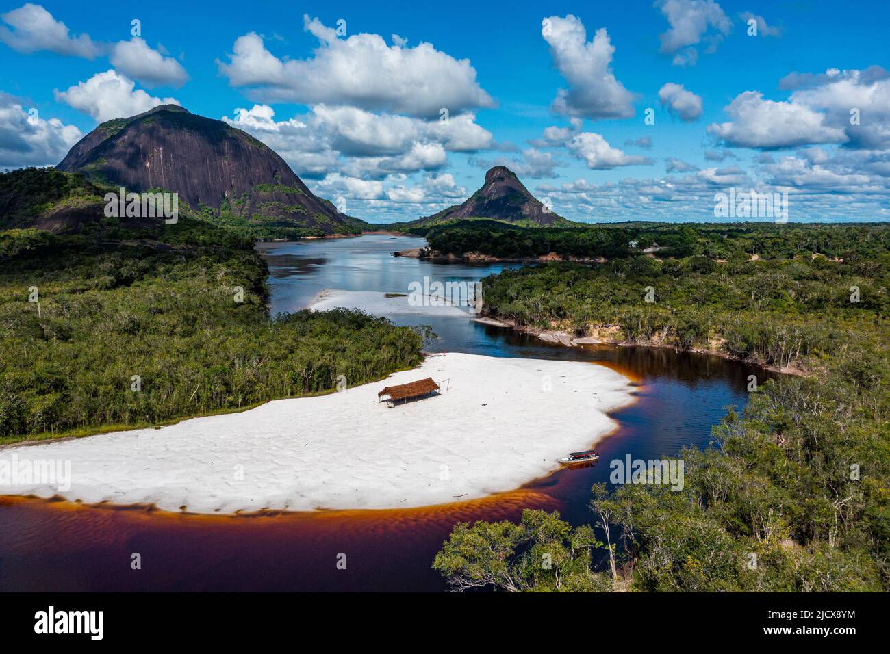 Fiume nero e spiaggia di sabbia bianca di fronte alle colline di granito, Cerros de Mavecure, Colombia orientale, Sud America Foto Stock