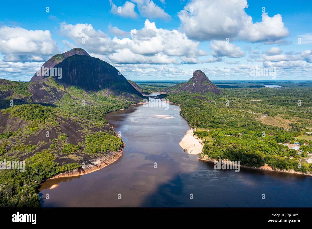 Fiume nero e spiaggia di sabbia bianca di fronte alle colline di granito, Cerros de Mavecure, Colombia orientale, Sud America Foto Stock