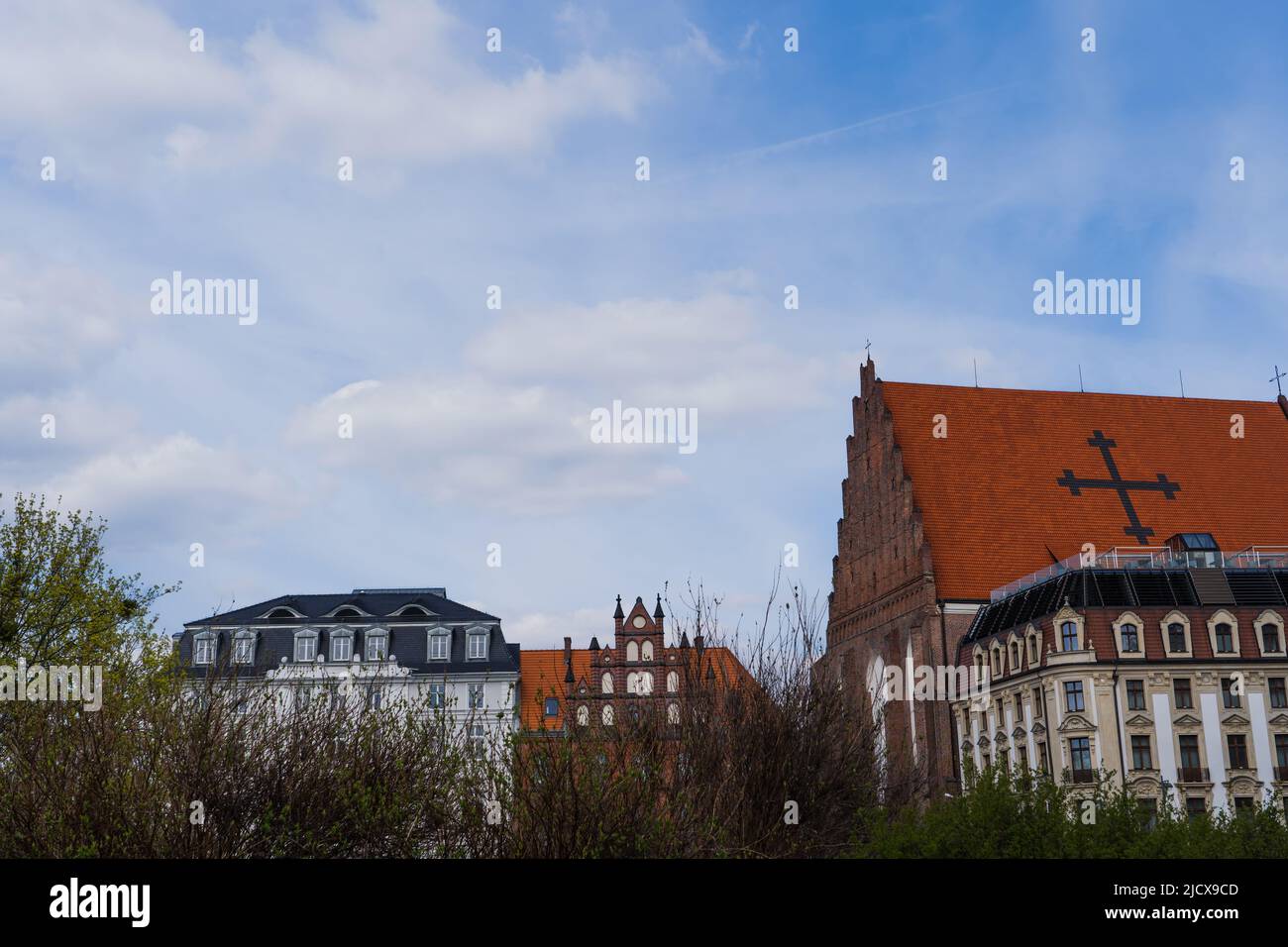 Vecchi edifici e Chiesa di San Dorotea con il cielo sullo sfondo a Breslavia Foto Stock