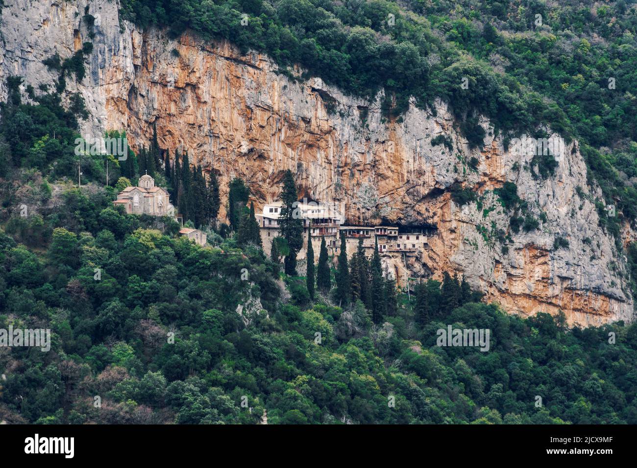 Monastero greco-ortodosso di San Giovanni Battista, Moni Timiou Prodromou, costruito su una roccia a Stemnitsa, Arcadia, Peloponneso, Grecia, Europa Foto Stock
