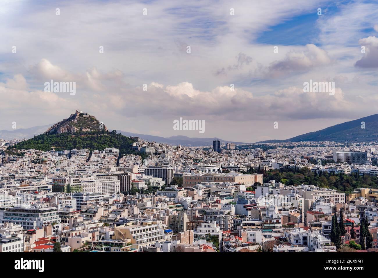 Panorama con il Monte Lycabettus e il Parlamento greco visibile, Atene, Grecia, Europa Foto Stock
