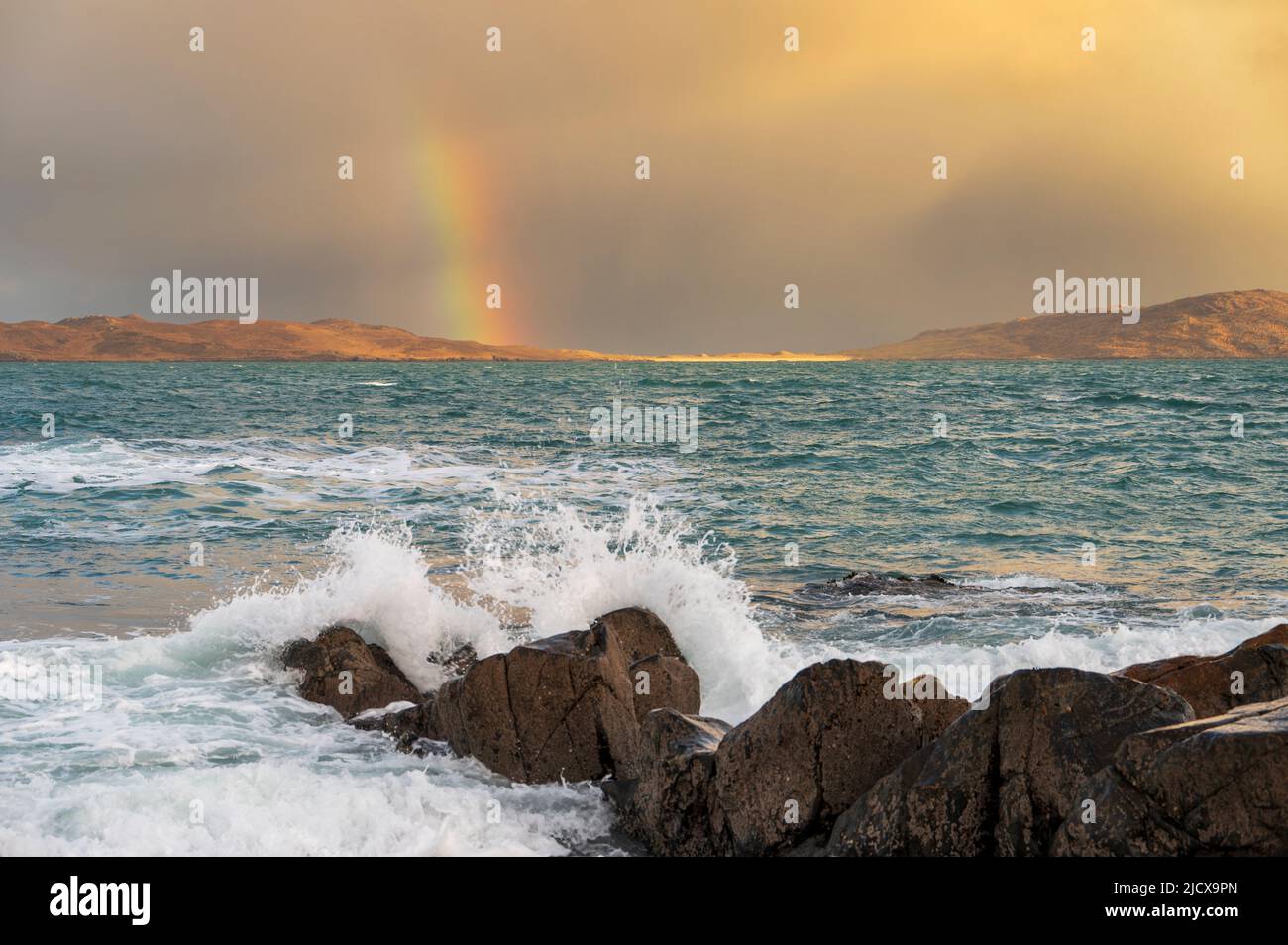 Vista costiera con arcobaleno con onde che si infrangono, Isola di Lewis e Harris, Ebridi esterne, Scozia, Regno Unito, Europa Foto Stock
