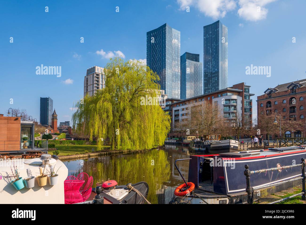 I grattacieli si riflettevano al Castlefield Basin con le chiatte dei canali, Manchester, Inghilterra, Regno Unito, Europa Foto Stock