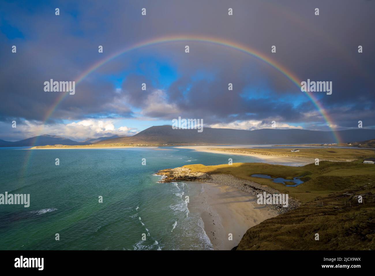 Arcobaleno sulla spiaggia di Seilebost, Isola di Lewis e Harris, Ebridi esterne, Scozia, Regno Unito, Europa Foto Stock