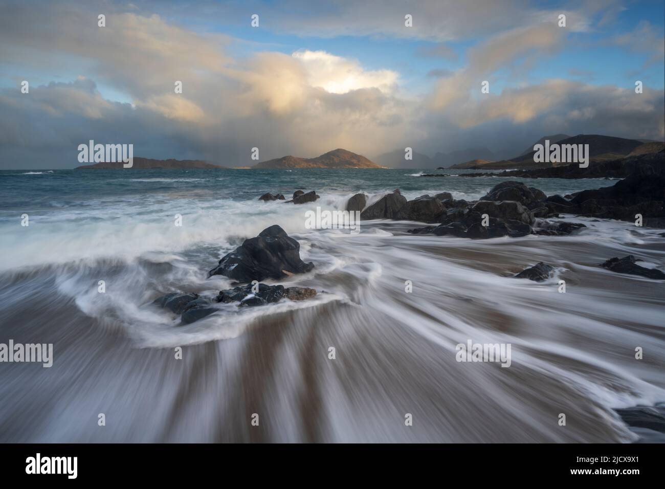 Onde rotolanti a lunga esposizione a Traigh Bheag, Isola di Harris, Ebridi esterne, Scozia, Regno Unito, Europa Foto Stock
