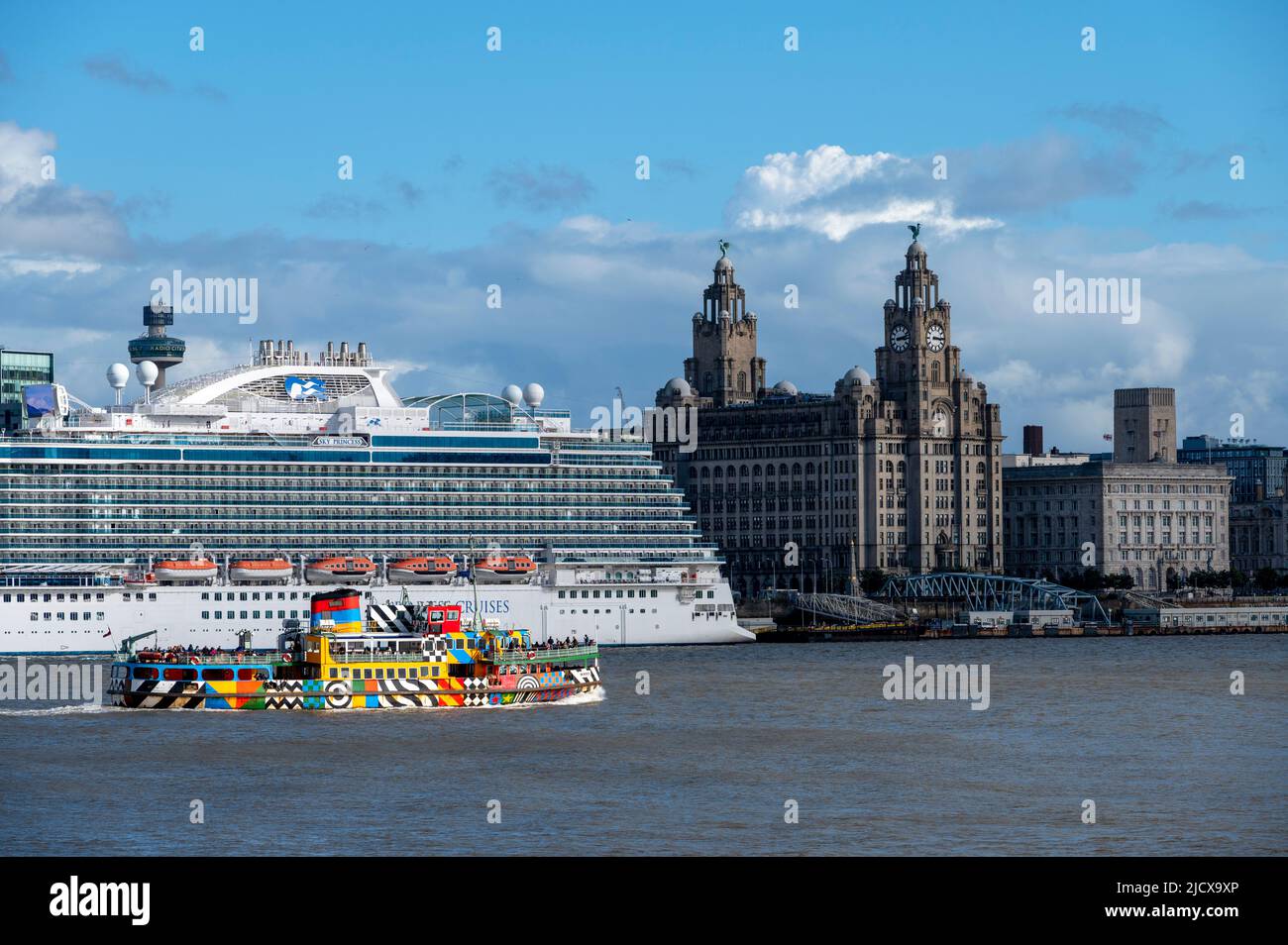 Il Liver Building con nave da crociera e traghetto Mersey, Liverpool, Merseyside, Inghilterra, Regno Unito, Europa Foto Stock