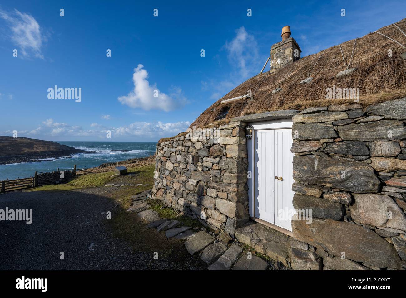 Blackhouse Village, con vista sulla costa di Harris e Lewis Island, Outer Hebrides, Scozia, Regno Unito, Europa Foto Stock