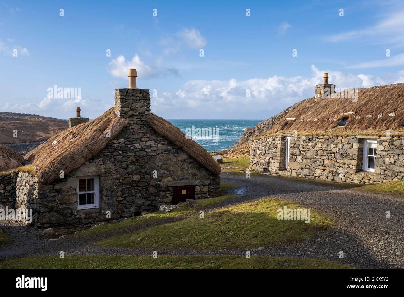 Blackhouse Village, con vista sulla costa a Harris e Lewis Island, Outer Hebrides, Scozia, Regno Unito, Europa Foto Stock