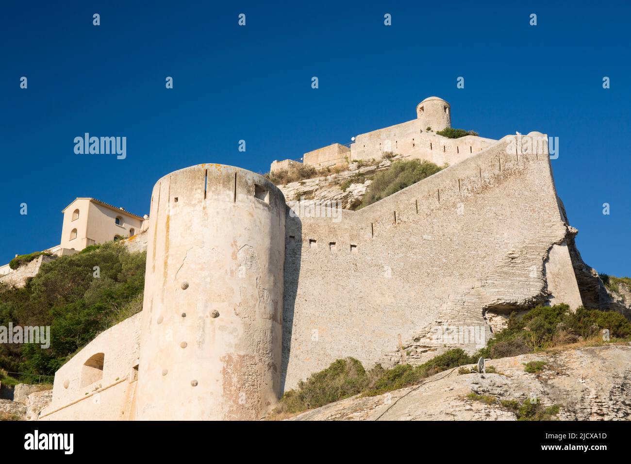 Vista ad angolo basso delle massicce mura di pietra e delle torri difensive della cittadella, Bonifacio, Corse-du-Sud, Corsica, Francia, Mediterraneo, Europa Foto Stock