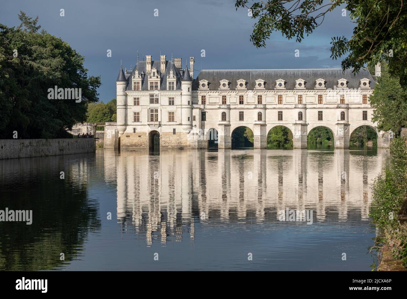 Castello di Chenonceau riflesso nell'acqua, patrimonio dell'umanità dell'UNESCO, Chenonceau, Indre-et-Loire, Centro-Val de Loire, Francia, Europa Foto Stock