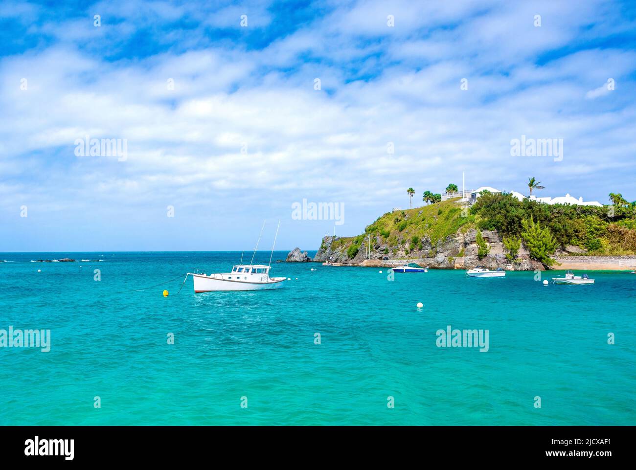 Barca all'ancora in Bailey's Bay, Bermuda, Atlantico, America Centrale Foto Stock
