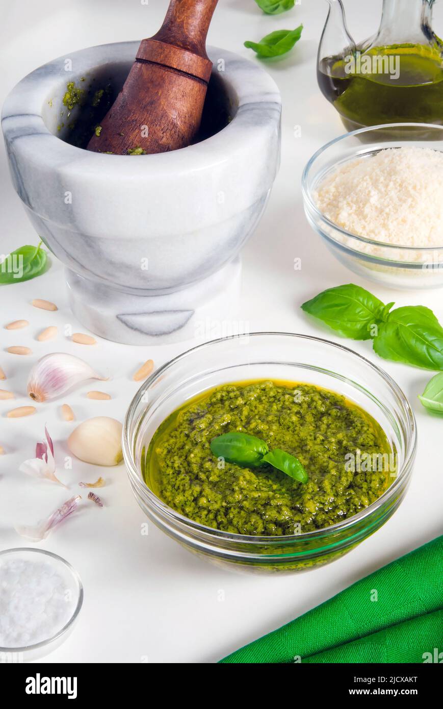 Salsa di pesto genovese, aglio, basilico, olio d'oliva, formaggio, Sale, pestello e mortaio, Genova, Italia, Europa Foto Stock