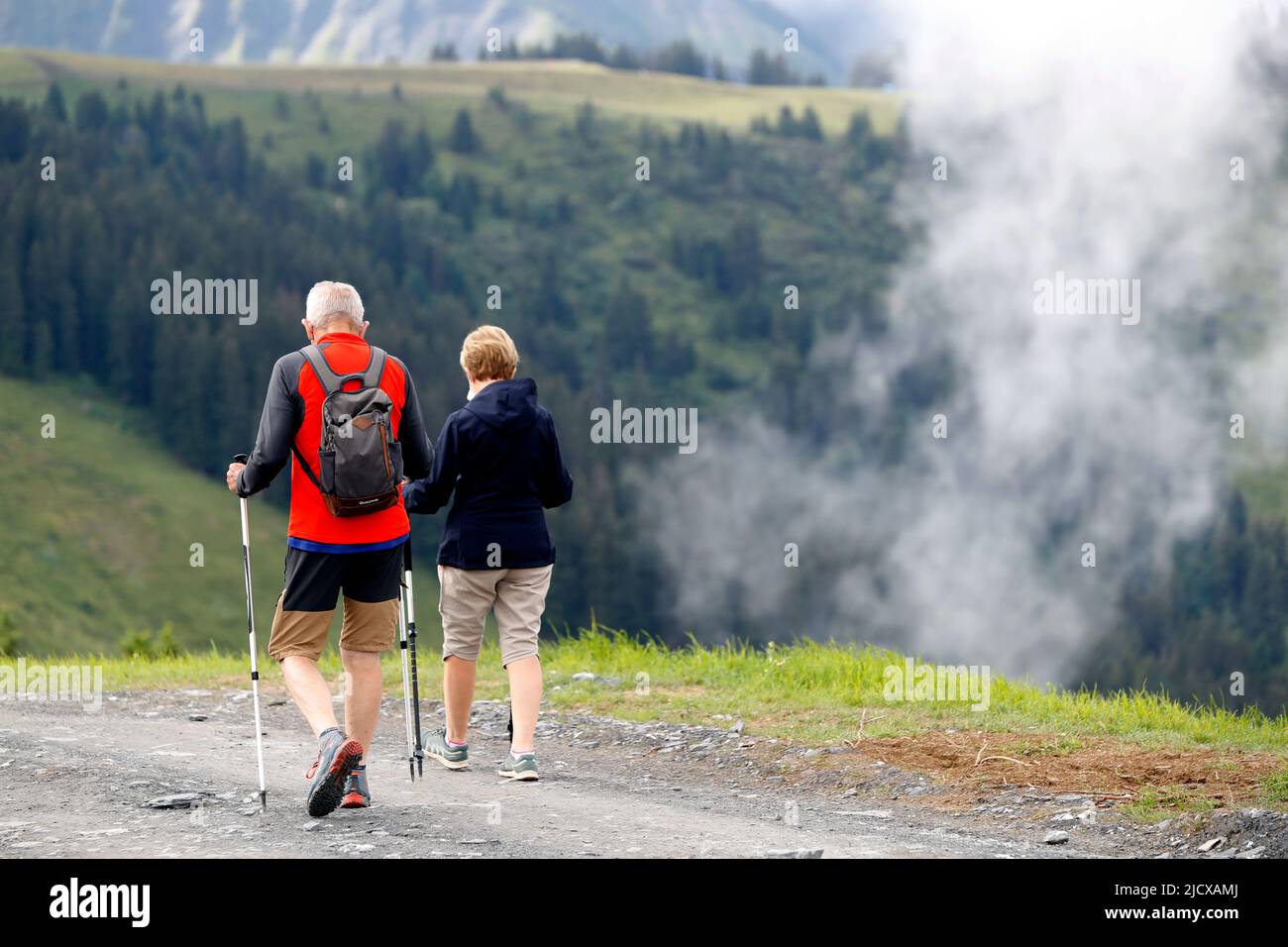 Escursionisti in montagna in estate nelle Alpi francesi, Haute-Savoie, Francia, Europa Foto Stock
