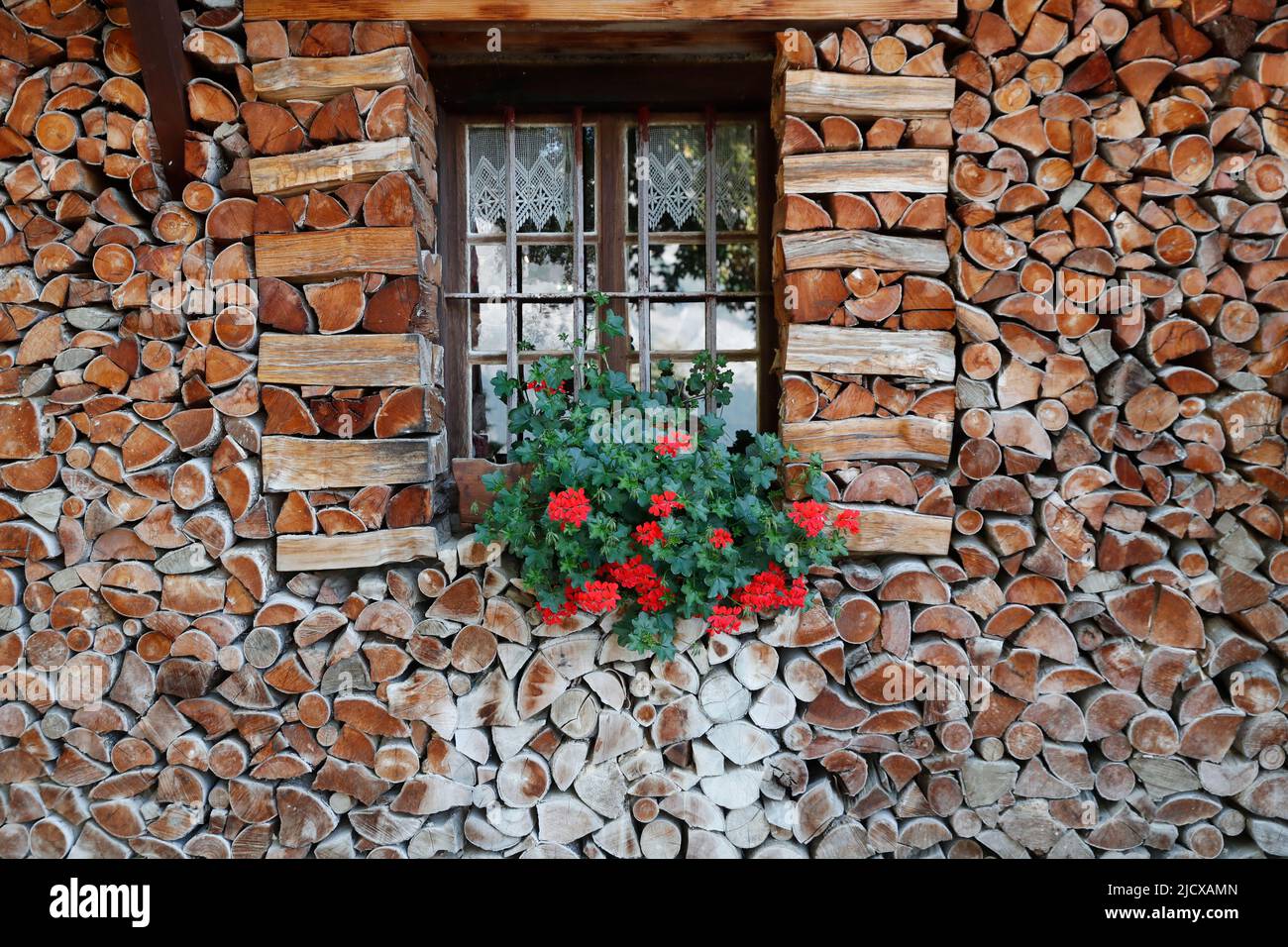 Finestra con fiori, chalet in legno nelle Alpi francesi, Sallanches, alta Savoia, Francia, Europa Foto Stock