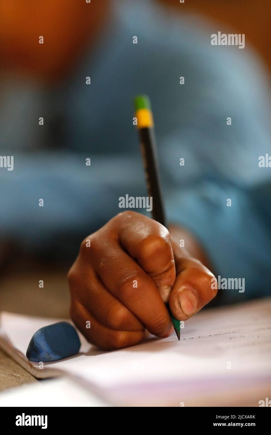 Scuola elementare, ragazzo in classe, primo piano su matita, concetto di istruzione e vita scolastica, Kathmandu, Nepal, Asia Foto Stock