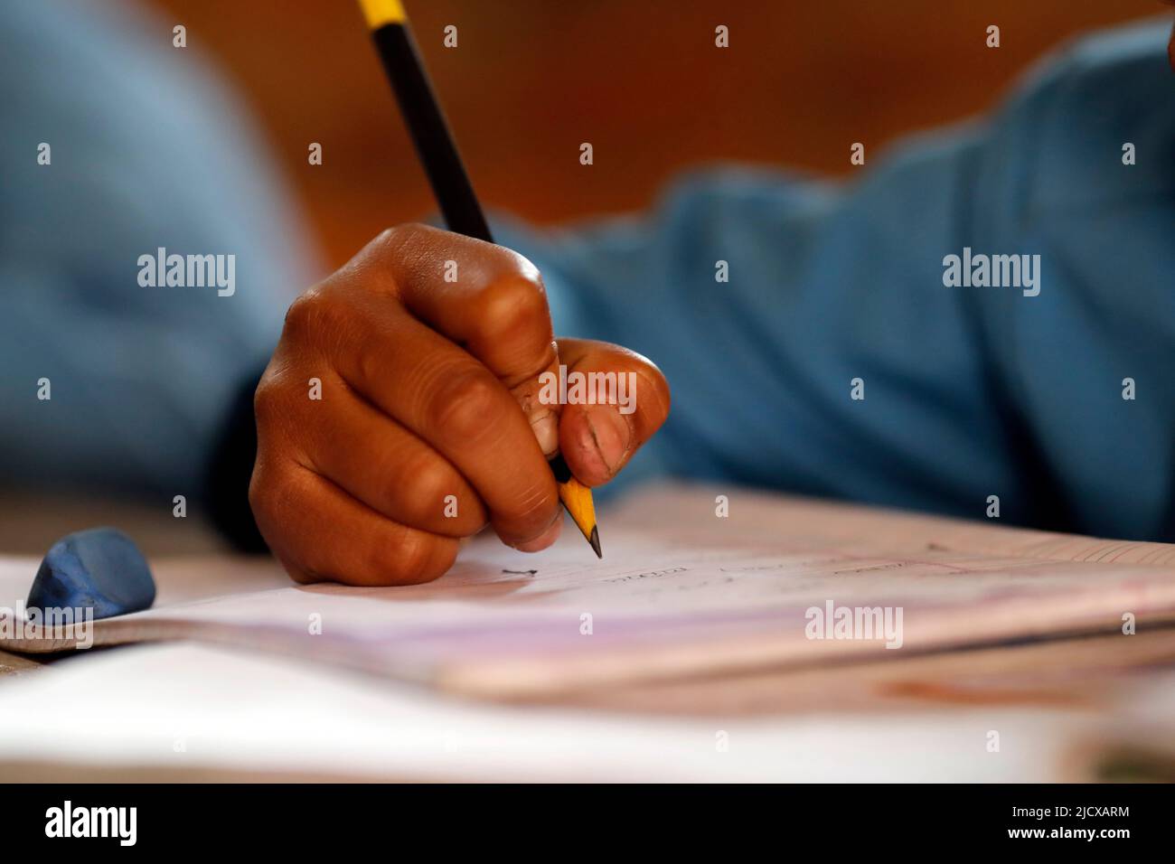 Scuola elementare, ragazzo in classe, primo piano su matita, concetto di istruzione e vita scolastica, Kathmandu, Nepal, Asia Foto Stock