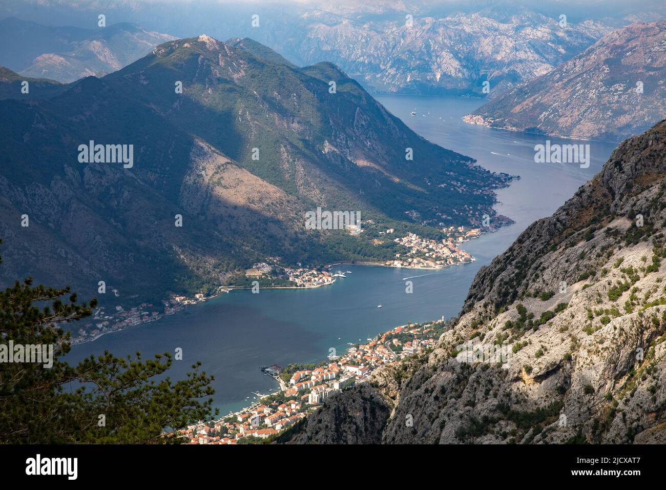 Vista della baia di Cattaro, patrimonio dell'umanità dell'UNESCO, Montenegro, Europa Foto Stock