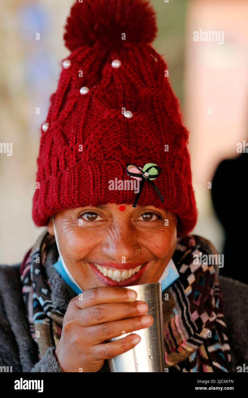 Ritratto sorridente di una donna che beve tè, Nepal, Asia Foto Stock