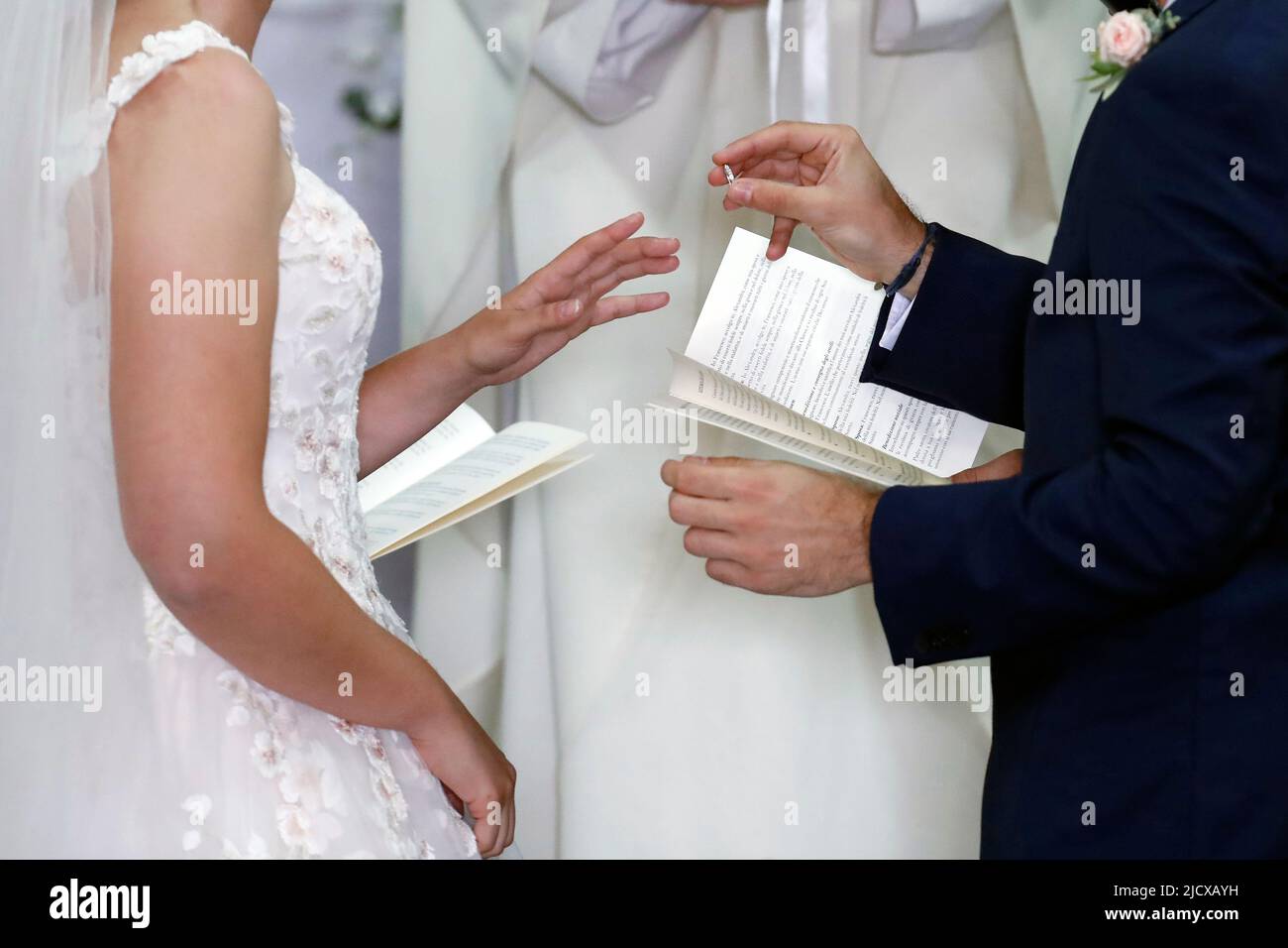 Cerimonia di nozze in una chiesa cattolica, anelli di nozze in corso di scambio, Francia, Europa Foto Stock