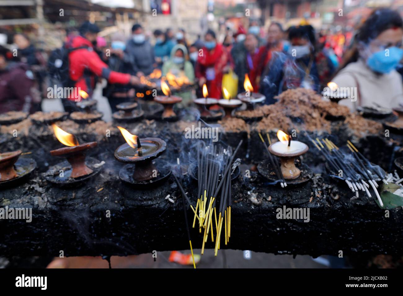 Olio (burro) lampade che bruciano nel tempio indù, Kathmandu, Nepal, Asia Foto Stock