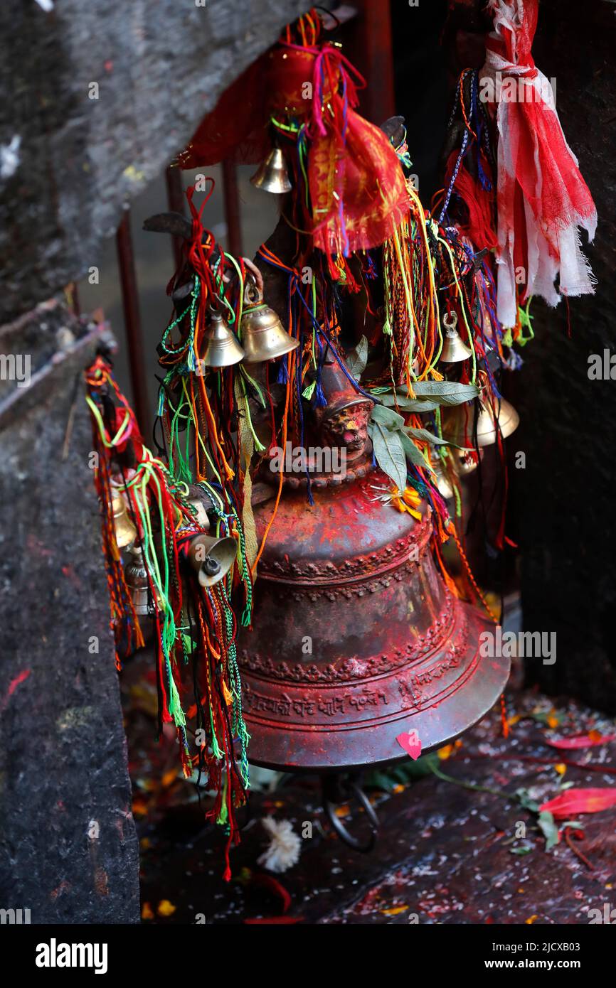 Campana indù nel tempio, Kathmandu, Nepal, Asia Foto Stock