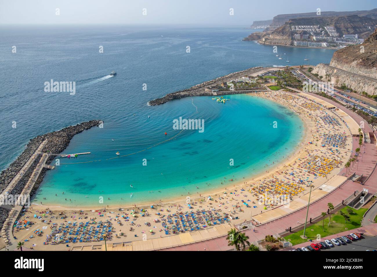 Vista della spiaggia di Playa de Amadores dalla posizione elevata, Puerto Rico, Gran Canaria, Isole Canarie, Spagna, Atlantico, Europa Foto Stock