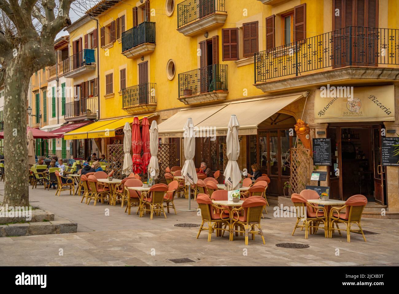 Vista del caffè e bar nella città vecchia Arta, Arta, Maiorca, Isole Baleari, Spagna, Mediterraneo, Europa Foto Stock