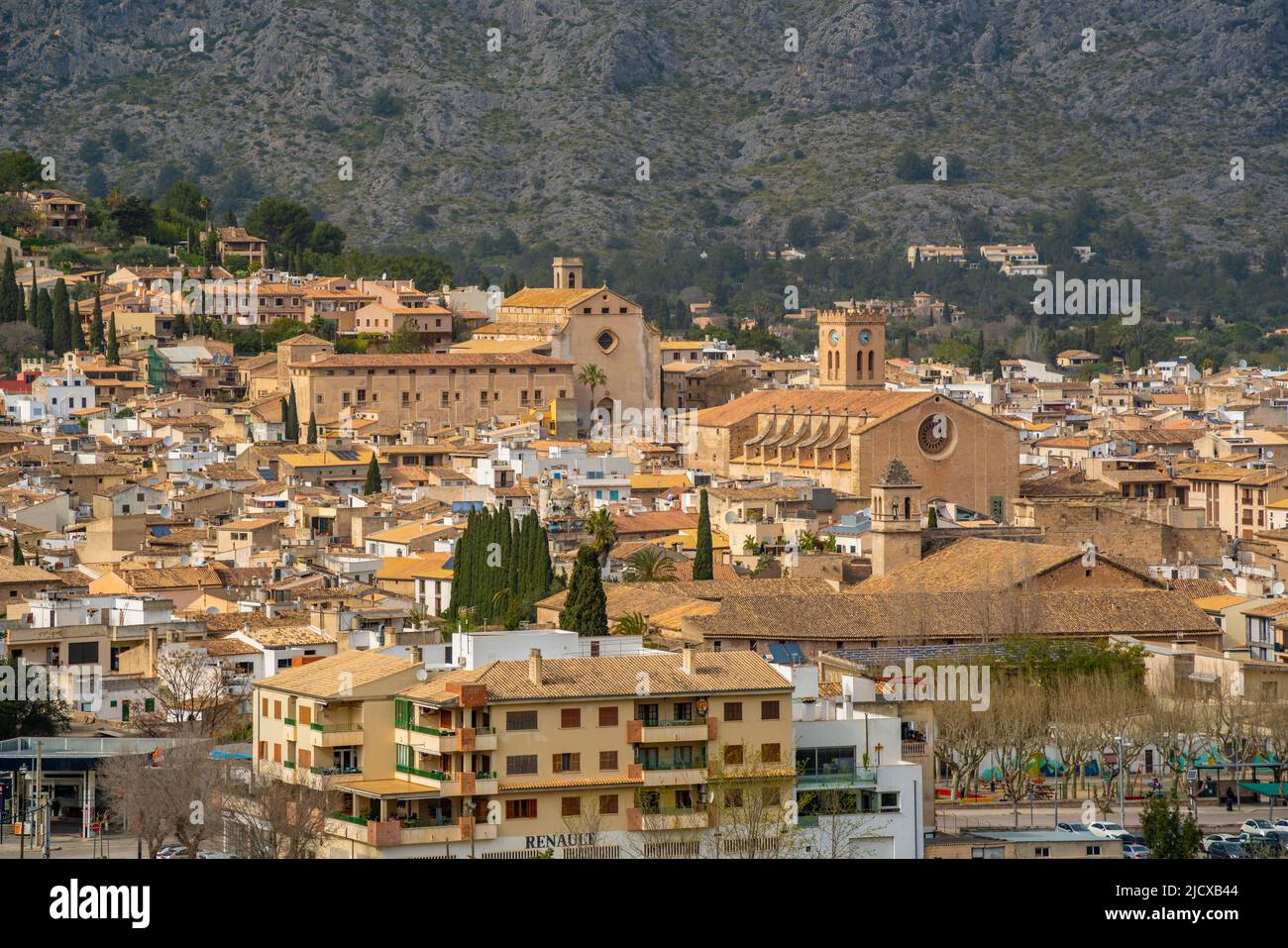 Vista delle chiese e dei tetti di Pollenca in località montagnose, Pollenca, Maiorca, Isole Baleari, Spagna, Mediterraneo, Europa Foto Stock